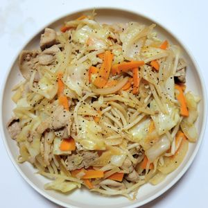 ふうかの作ってみた!投稿(行列の定食屋さんの🍚ぶっ濃い濃厚ソースの肉野菜炒め定食🤩)