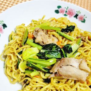 ヴェルの作ってみた!投稿(【豚こまと小松菜の上海風やきそば】お手軽食材で節約！)