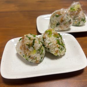 こむぎの作ってみた!投稿(お蕎麦屋さんのたぬきそばの味！絶品たぬきおにぎり)