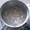 やさしいとろみで温まる。豚こま入りニラ玉スープの工程2