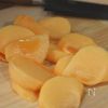 柿と紫玉ねぎと生ハムのマリネの工程1
