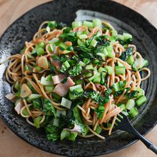 味が簡単に決まる！小松菜と塩こんぶのパスタ