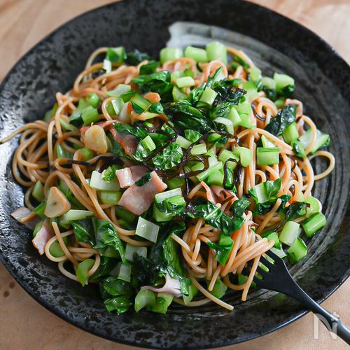 味が簡単に決まる!小松菜と塩こんぶのパスタ