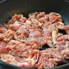 ワンパンで簡単!元気になれる【豚肉とパプリカの甘辛炒め】の工程1