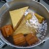 食卓にあると嬉しい「厚揚げと小桜のおかか煮」の下準備