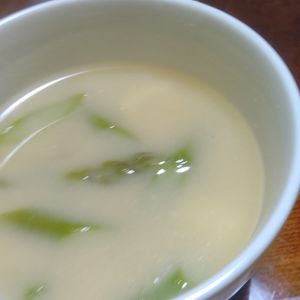 1263416の作ってみた!投稿(アスパラと太ちくわのお味噌汁)