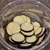 火を使わず簡単！なすとオイルサーディンの塩昆布和えの工程1
