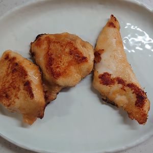 1371623の作ってみた!投稿(焼くだけ簡単！【鶏むね肉のガーリック醤油】しっとりコクうま♡)
