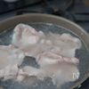 固くならないコツはこれ!簡単さっぱり冷しゃぶサラダの工程2