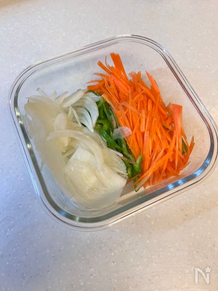 野菜を切って電子レンジで加熱する