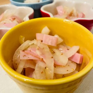 ちひろの作ってみた!投稿(【新玉ねぎとハムのマスタードサラダ】旬の野菜を美味しく♡)