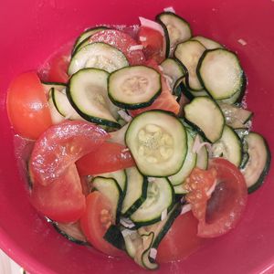 milkの作ってみた!投稿(ズッキーニとトマトの塩麹サラダ)