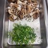 箸が止まらない🥢せせりの柚子胡椒バター炒めの工程1