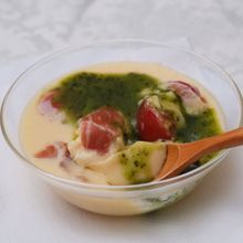 ミニトマトと生ハムのフラン　バジルソース