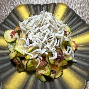 楽ラク手抜キッチン🐶🐾の作ってみた!投稿(帰宅後10分！ズッキーニと釜揚げしらすの梅マリネ)