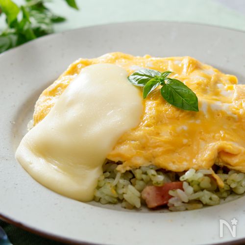 15分でイタリア風♪とろ〜りチーズのバジルオムライス