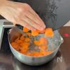 鶏肉と根菜とこんにゃくの煮物の工程2
