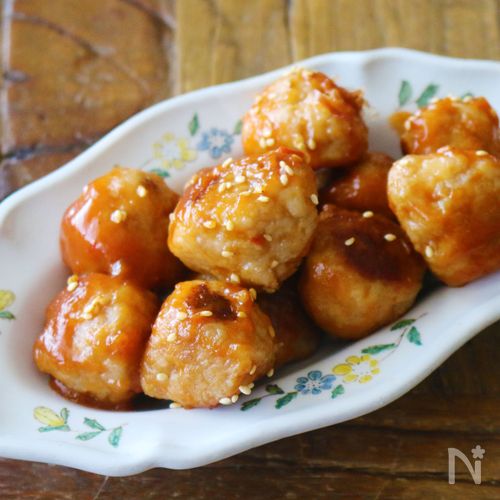 チリソースで絶品♡【ふわふわはんぺん肉団子】混ぜて焼くだけ