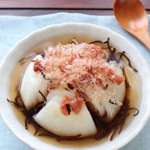 レンジで5分！新玉ねぎの梅こんぶ即席スープ