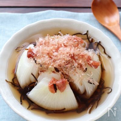 レンジで5分!新玉ねぎの梅こんぶ即席スープ