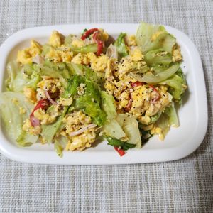 とももの作ってみた!投稿(カニカマとレタスと卵のさっぱりヘルシーサラダ😋🥗)