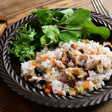 レモングラス香る「手羽元とレモングラスナッツ釜飯」