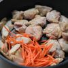 【冷凍作り置き】鶏とごぼうの味噌バジル炒めの工程2