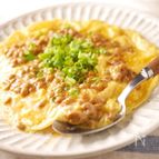 とろっと半熟＼包まなくてラクラク！／納豆オープンオムレツ