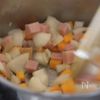 蒸し豆と押し麦の“食べるミネストローネ”の工程2