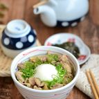 豚肉おかずの素で温玉丼