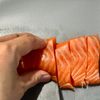 10分で完成!切って混ぜるだけ【サーモンポキ丼】の工程1