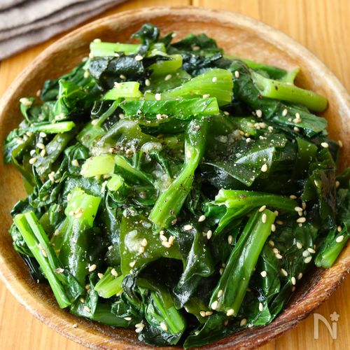 レンジで5分！【小松菜とわかめの旨ダレナムル】胡麻油香る♩