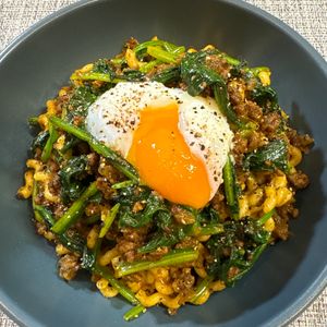 楽ラク手抜キッチン🐶🐾の作ってみた!投稿(『ほうれん草の和風キーマカレーパスタ』卵黄絡めて♡だし香る♪)