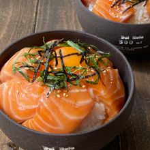 黄金比率の絶品サーモンの漬け丼