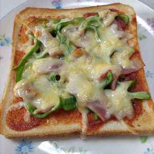 KUMIKOの作ってみた!投稿(【食パンで♪】簡単カレーチーズピザ)