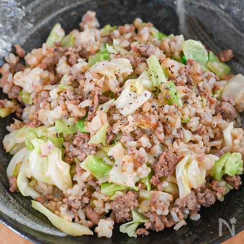 少ないごはんでも大満足！ひき肉とキャベツのチャーハン