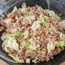 少ないごはんでも大満足!ひき肉とキャベツのチャーハン
