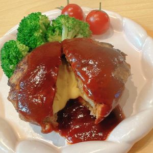 maiの作ってみた!投稿(【絶品チーズINハンバーグ】簡単デミソース♡肉汁が溢れ出る！)