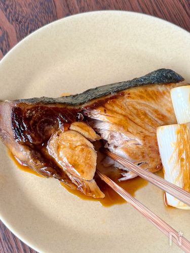 【酒】の力で料理をふっくらと美味しく!パサつき・生臭さも解消|ヤミーさんに教わる!あの調味料のとっておきの使い方Vol.47
