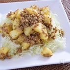 じゃがいもと挽肉のカレー風味ホットサラダ