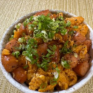 楽ラク手抜キッチン🐶🐾の作ってみた!投稿(【ウインナーと卵の焼肉マヨ丼】味付けは焼肉のタレだけ！)