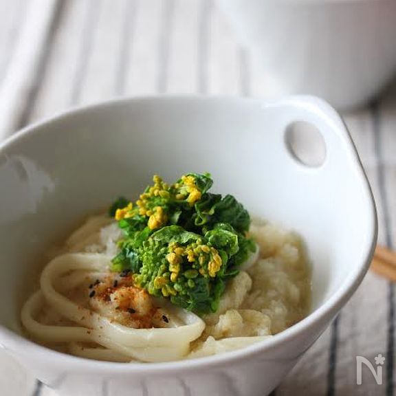 たっぷり大根を食べるみぞれうどん