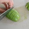【揚げ玉でかんたん】揚げだし風アボカドの工程1