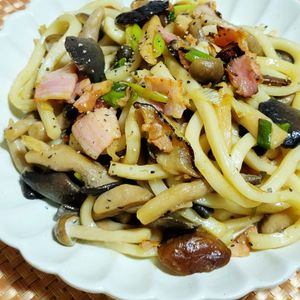 ヴェルの作ってみた!投稿(10分で完成！3種きのこの焼きうどん)