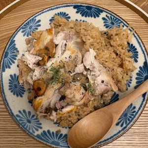 まなの作ってみた!投稿(700万再生【炊飯器ガーリックチキンライス】)