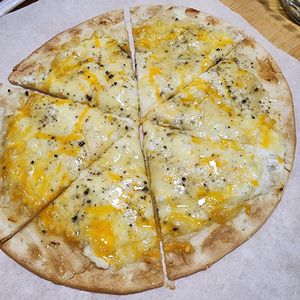 ナムディの作ってみた!投稿(【甘さがクセになる♪】ミックスチーズとハチミツのピザ)