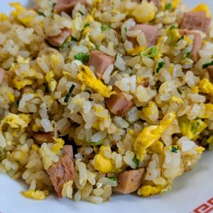 まゆのの作ってみた!投稿(香ばし魚肉ソーセージのガーリックペッパーチャーハン)