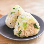 肉・魚なしでも大満足！春キャベツと大葉のおにぎり
