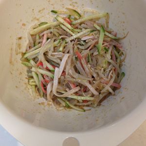ぱゆみの作ってみた!投稿(【もやしときゅうりとカニカマの中華サラダ】即席レンジで時短♡)