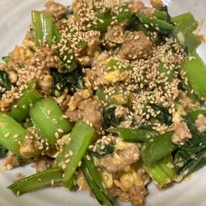 ゆうこすの作ってみた!投稿(【小松菜とひき肉のとろ卵炒め】#節約 #野菜たっぷり)